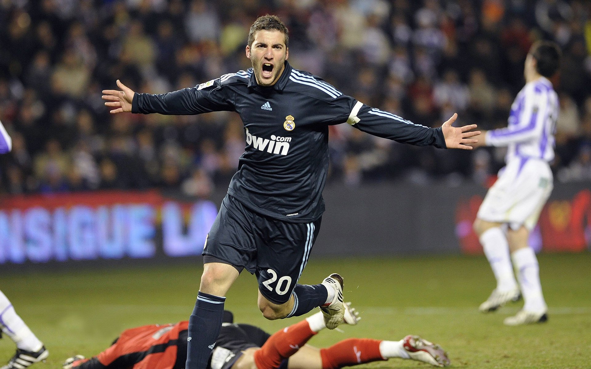 篮球明星公益篮球赛引发社会高度关注，篮球公益广告语